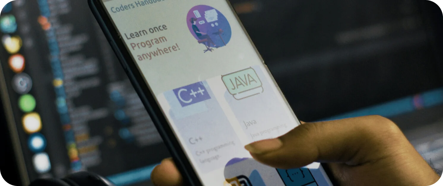 C++, JAVA 등 다양한 앱 개발 언어를 확인하고 있는 개발자 이미지