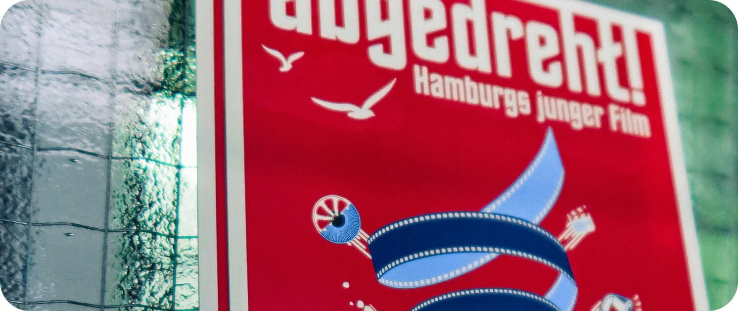 벽에 붙어있는 붉은 전단지 이미지