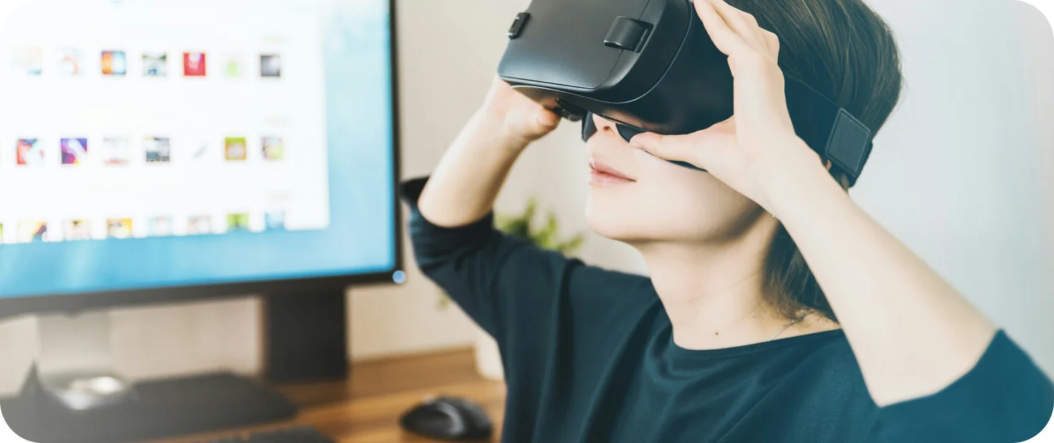 VR로 매장 투어를 하고 있는 고객 이미지