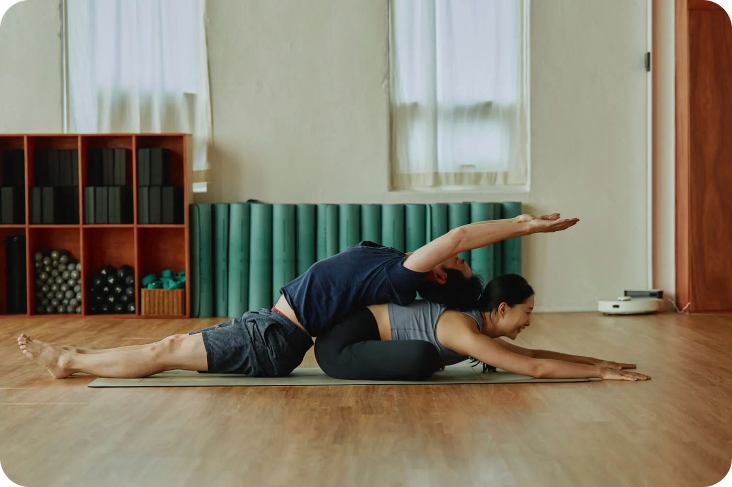 썬데이나마스떼 공동 대표가 요가를 하고 있다.