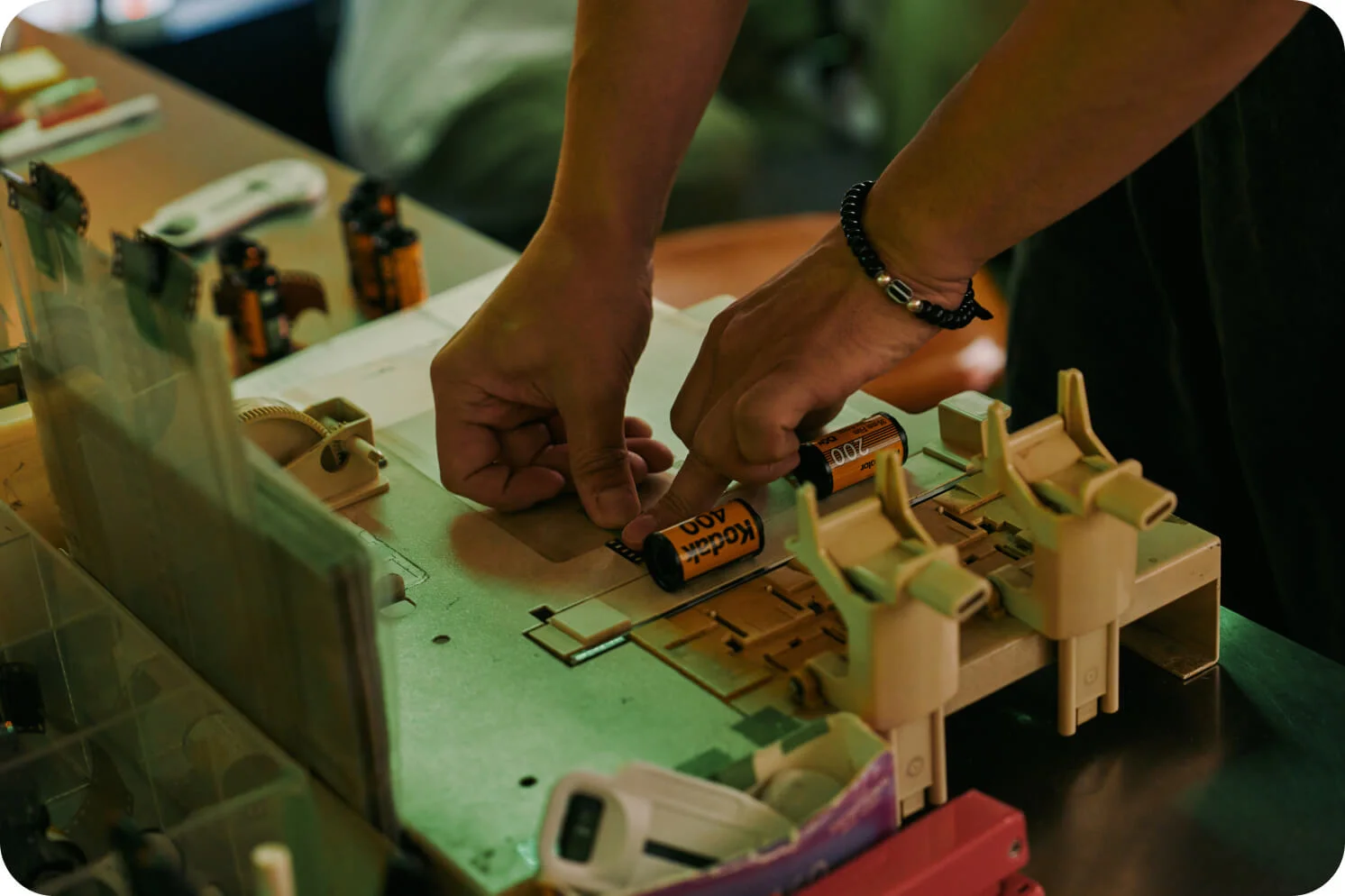 필름을 현상하고 있는 윤병주 대표의 손 클로즈업 컷