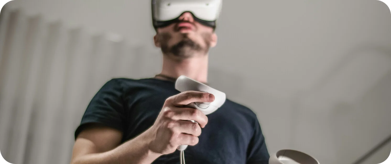 외주로 VR을 제작하고 최종 퀄리티를 검수중인 의뢰인