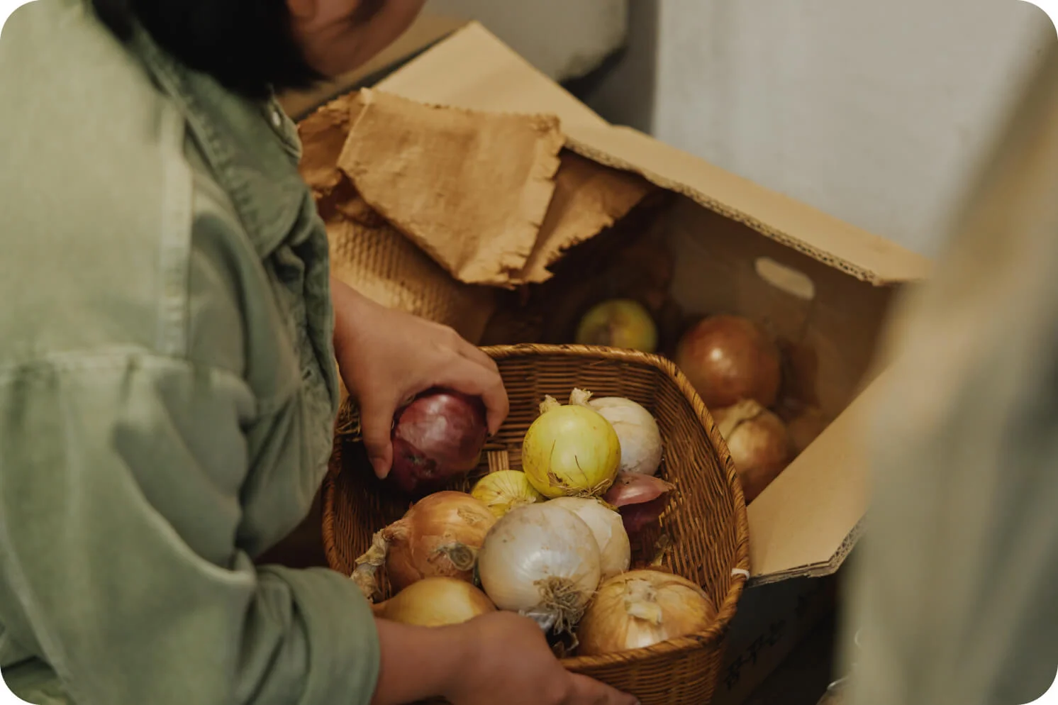 장민영 대표가 양파를 집어내고 있다.