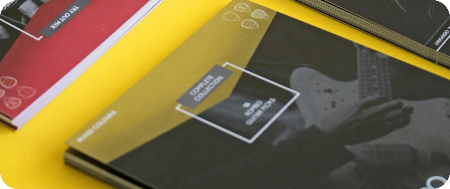 노란 책상 위에 올려져 있는 전단지 2종의 이미지