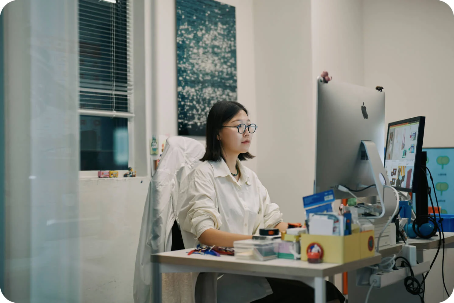 대표실에서 일하는 박신후 대표의 모습