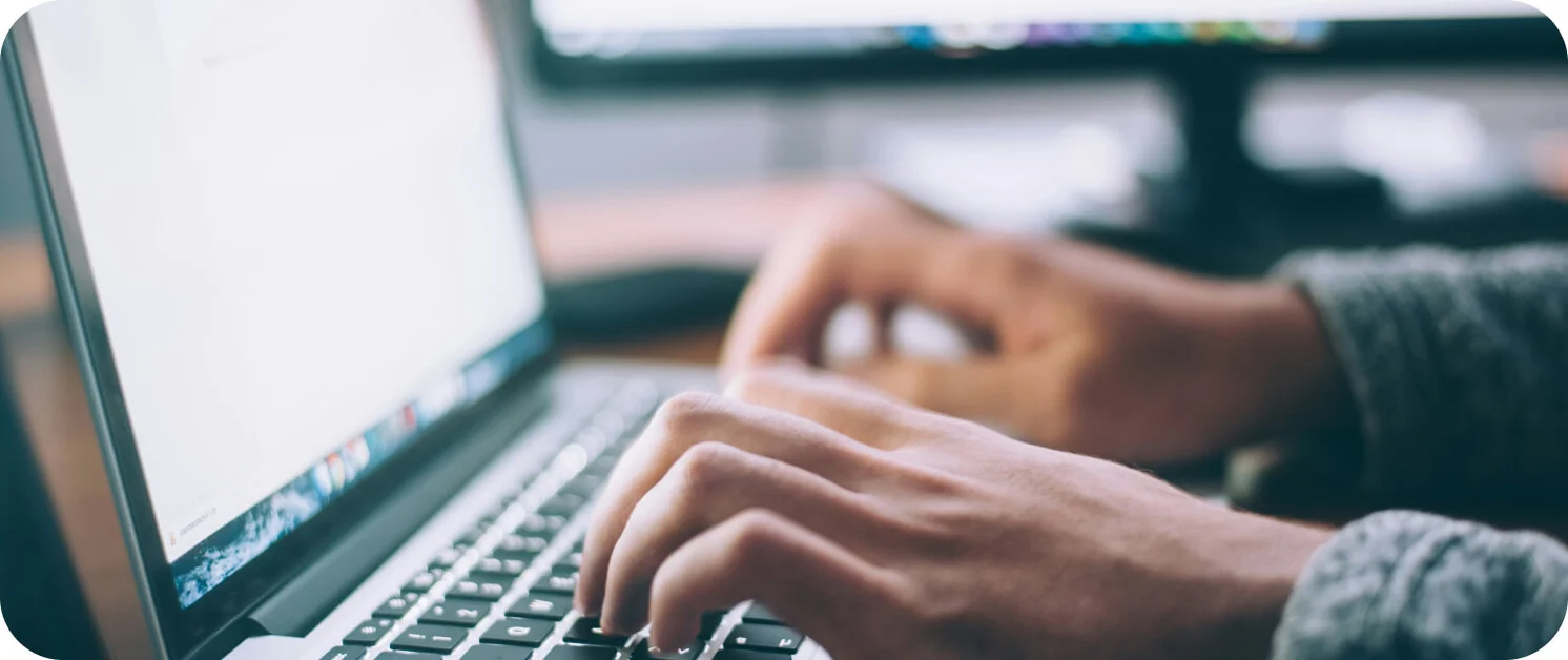 홈페이지 개발을 위해 키보드를 두드리고 있는 개발자의 이미지