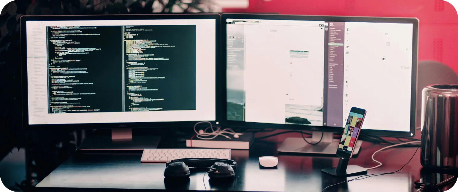 웹 앱 개발을 위해 MVP를 정리하고 있는 기획자의 이미지