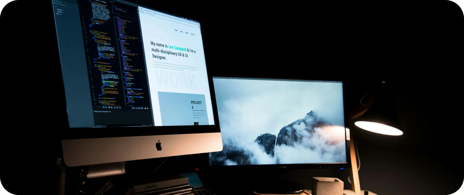 웹사이트 개발을 위해 코드를 짜고 있는 개발자의 맥북 이미지