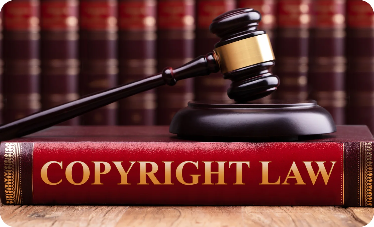 Copyright 저작권 책과 재판봉이 함께 있는 이미지