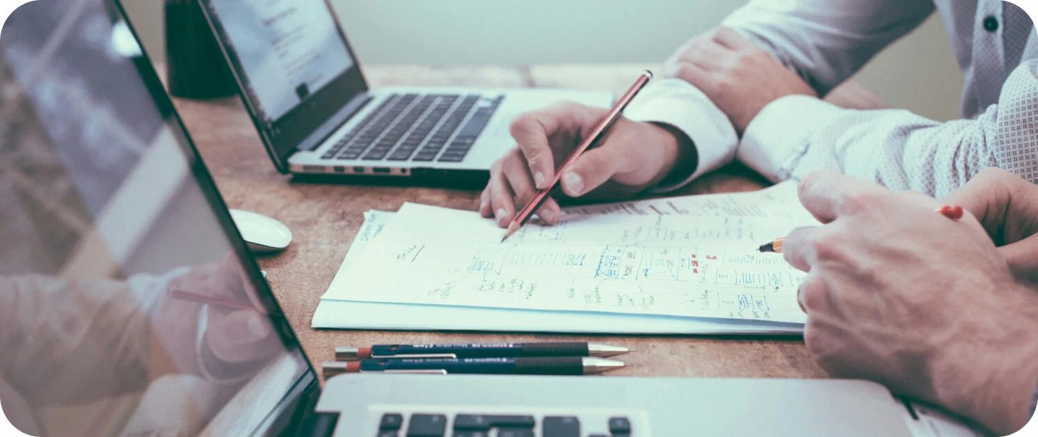 홈페이지 제작을 위해 논의하고 있는 개발자 2명 이미지