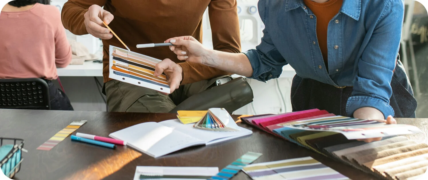 성공적인 로고 디자인을 위해 디자이너와 시안을 검토하는 소통 과정