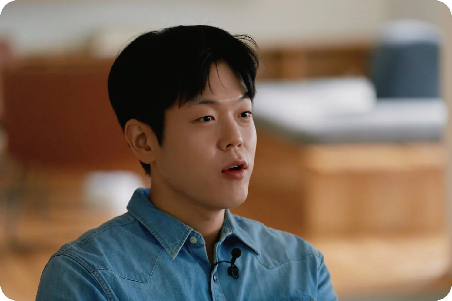 인터뷰를 하고 있는 김시연 셰프