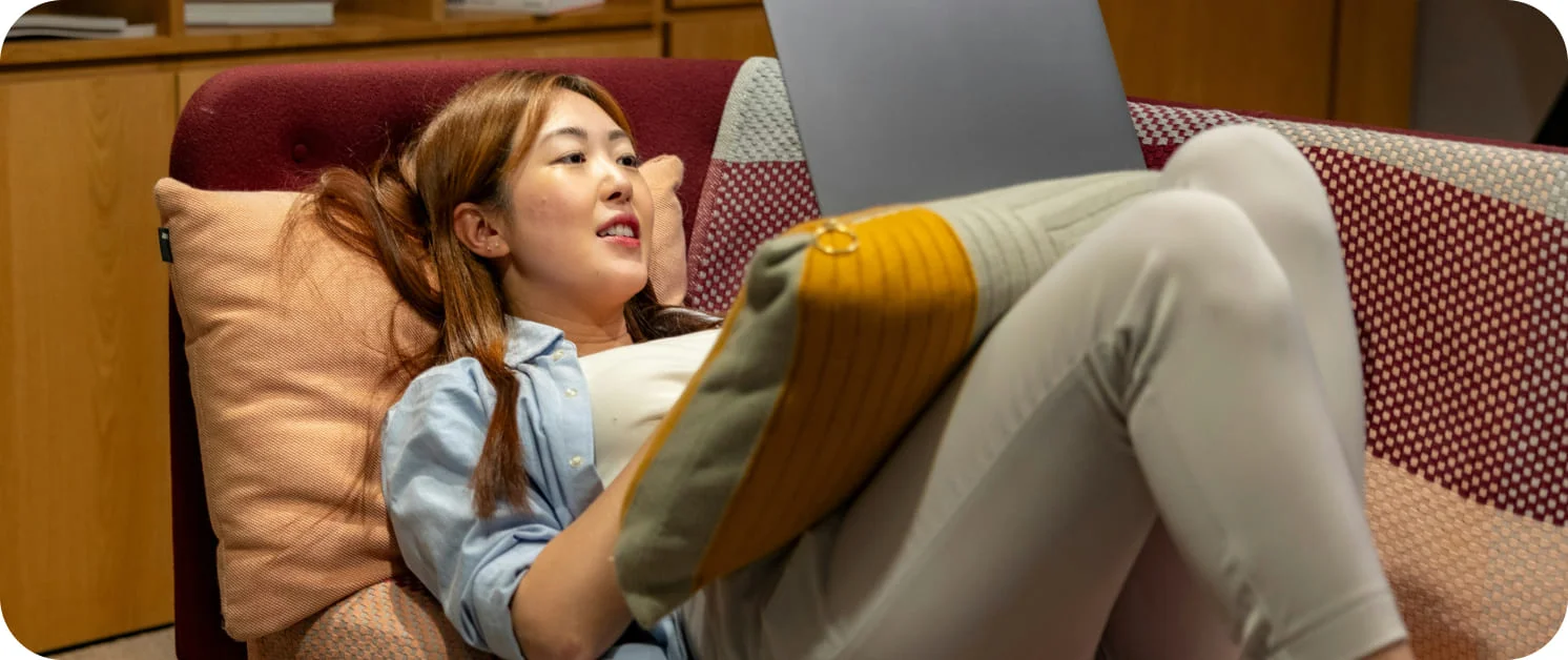 AI 봇으로 수익 자동화를 실현한 의뢰인이 편하게 일하는 모습
