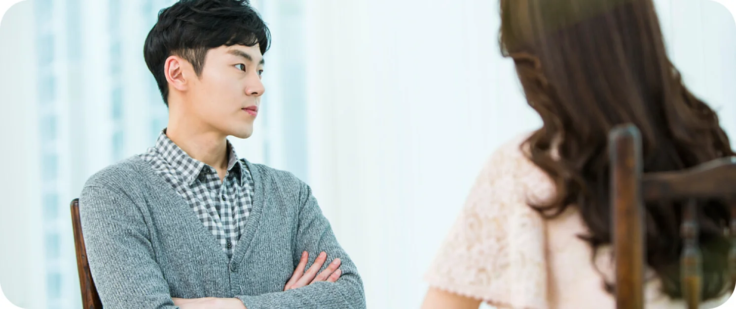 결혼 전 조건 속임과 성격 차이로 심각한 갈등을 겪고 있는 부부의 모습