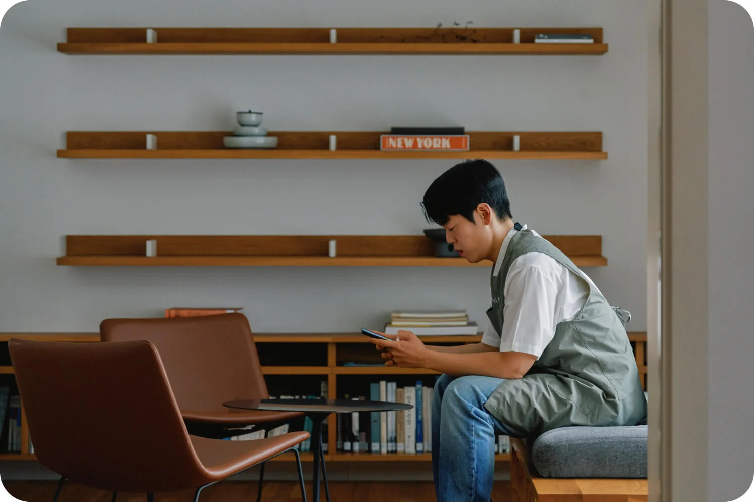 작업을 위해 크몽을 찾아보는 김시연 셰프의 앉아있는 옆모습