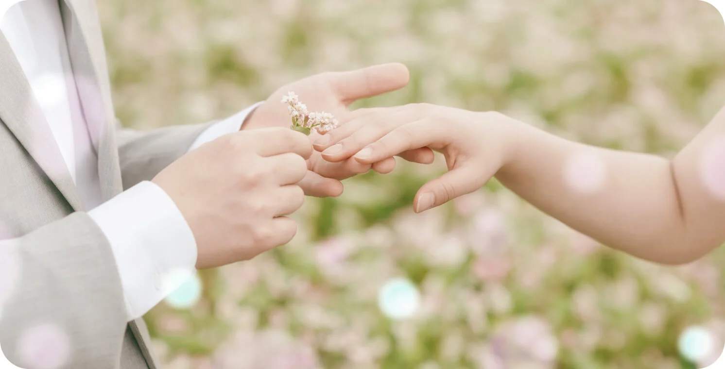 결혼하는 커플의 사진