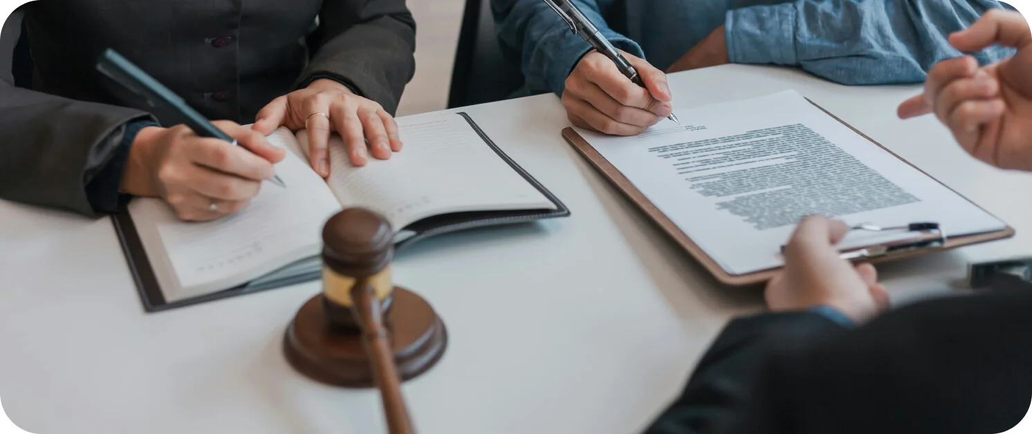 특허권 침해 대응을 위해 지식재산권 전문 변호사와 1:1 법률 상담을 진행 중인 의뢰인의 모습