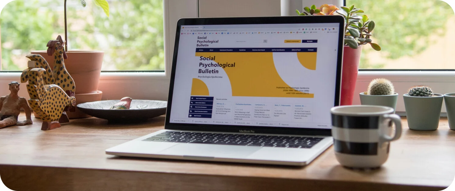 노란색 화면의 홈페이지를 제작하고 있는 노트북 화면