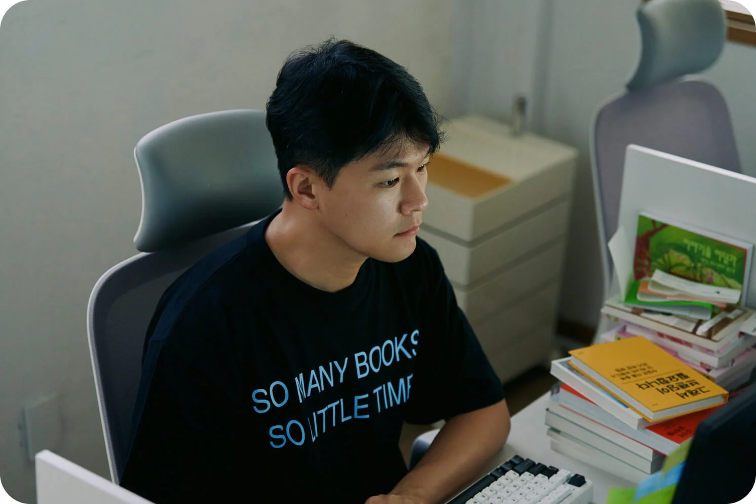 사무실에서 일하고 있는 태재 작가