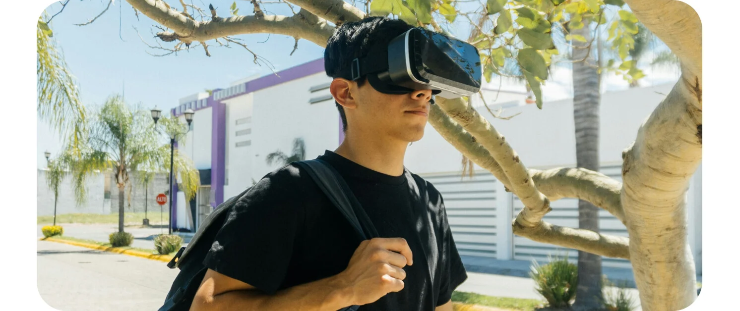 VR 장비를 끼고 산책하고 있는 사용자의 이미지