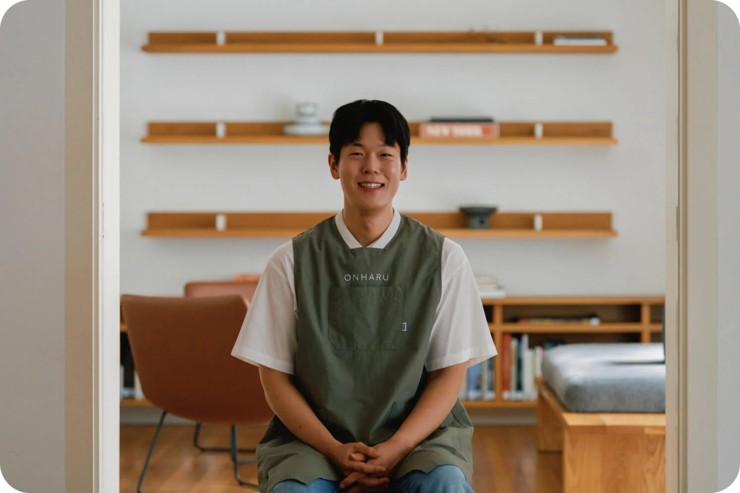 인터뷰를 하며 웃고 있는 김시연 셰프