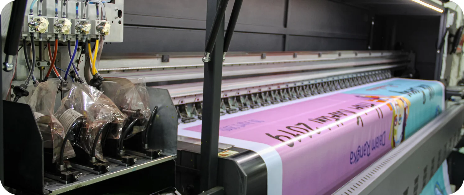 전단지가 인쇄되고 있는 프린트기 이미지