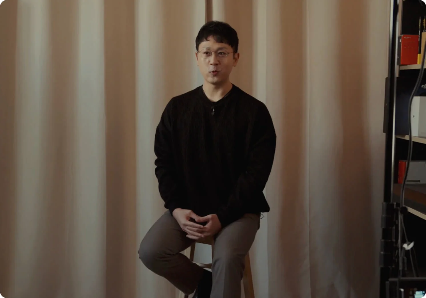 크몽 영상 카테고리 디자인도사 전문가 박세환 대표가 인터뷰를 하고 있다.