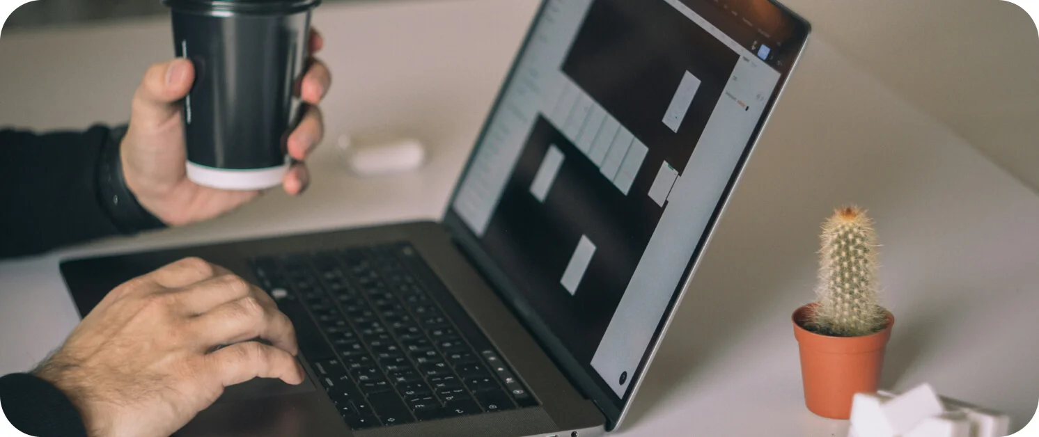 상세페이지 제작 업체 디자이너가 구매 전환율을 높이기 위해 모바일 최적화 디자인을 작업하는 모습