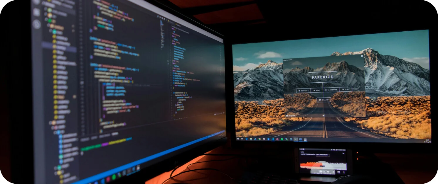 웹 앱 개발을 위해 코드를 작성하고 있는 개발자의 화면 이미지