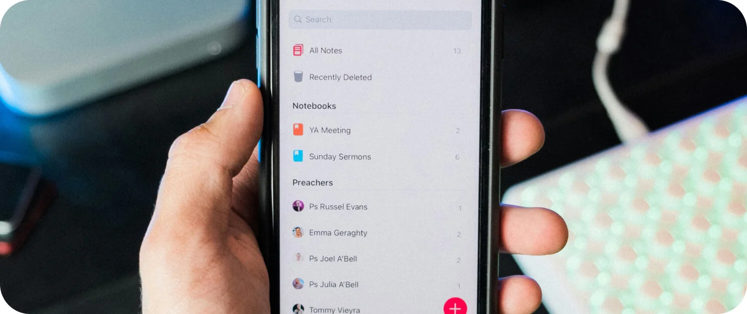 설치된 앱 리스트를 보고 있는 사람의 스마트폰 화면 이미지