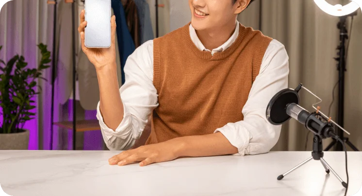 영상 촬영을 하는 인플루언서의 예시 사진