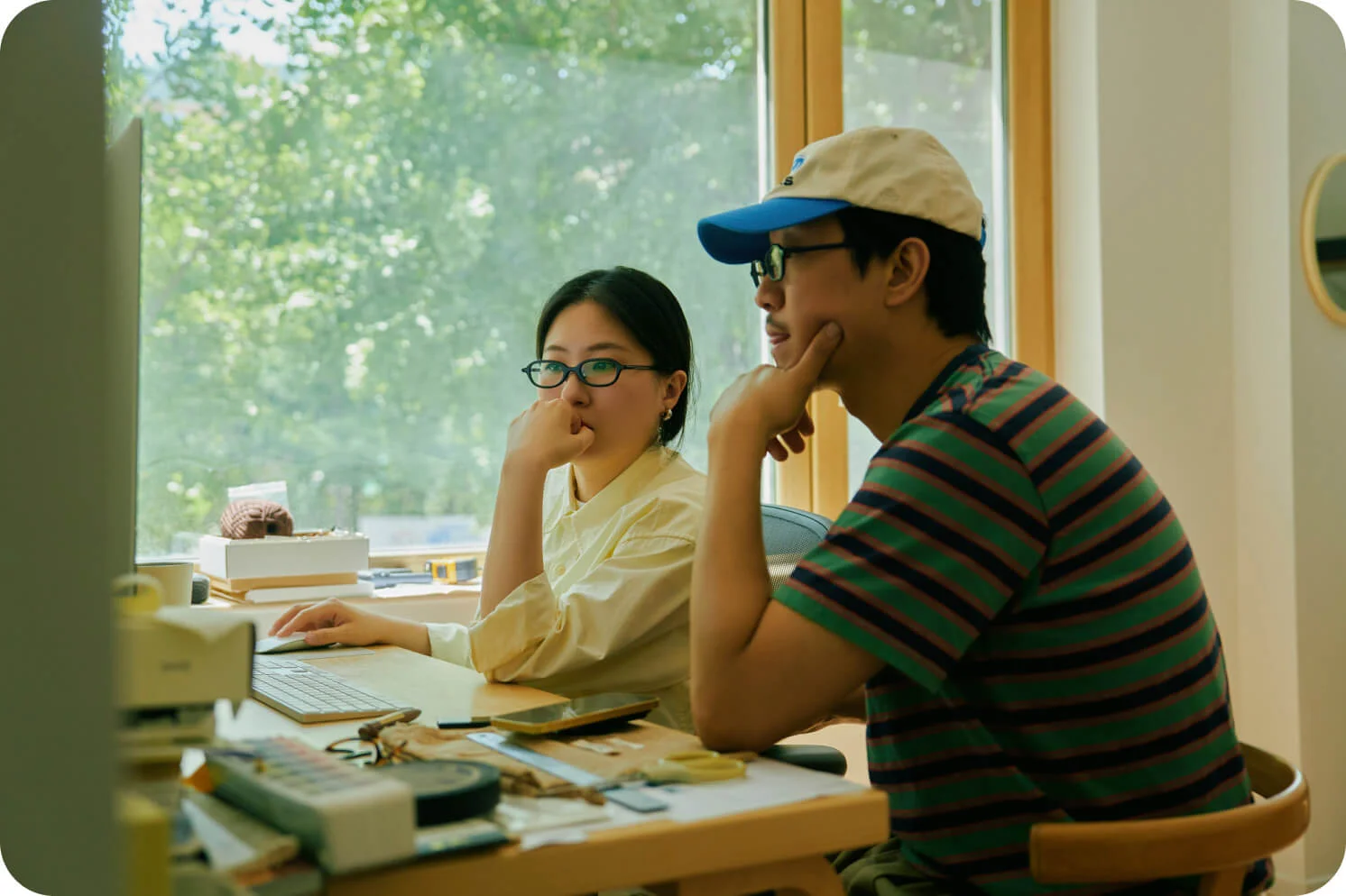 진저아이웨어 대표(남편 권빈)과 디자이너(아내 이가영)이 함께 협업하고 있는 모습