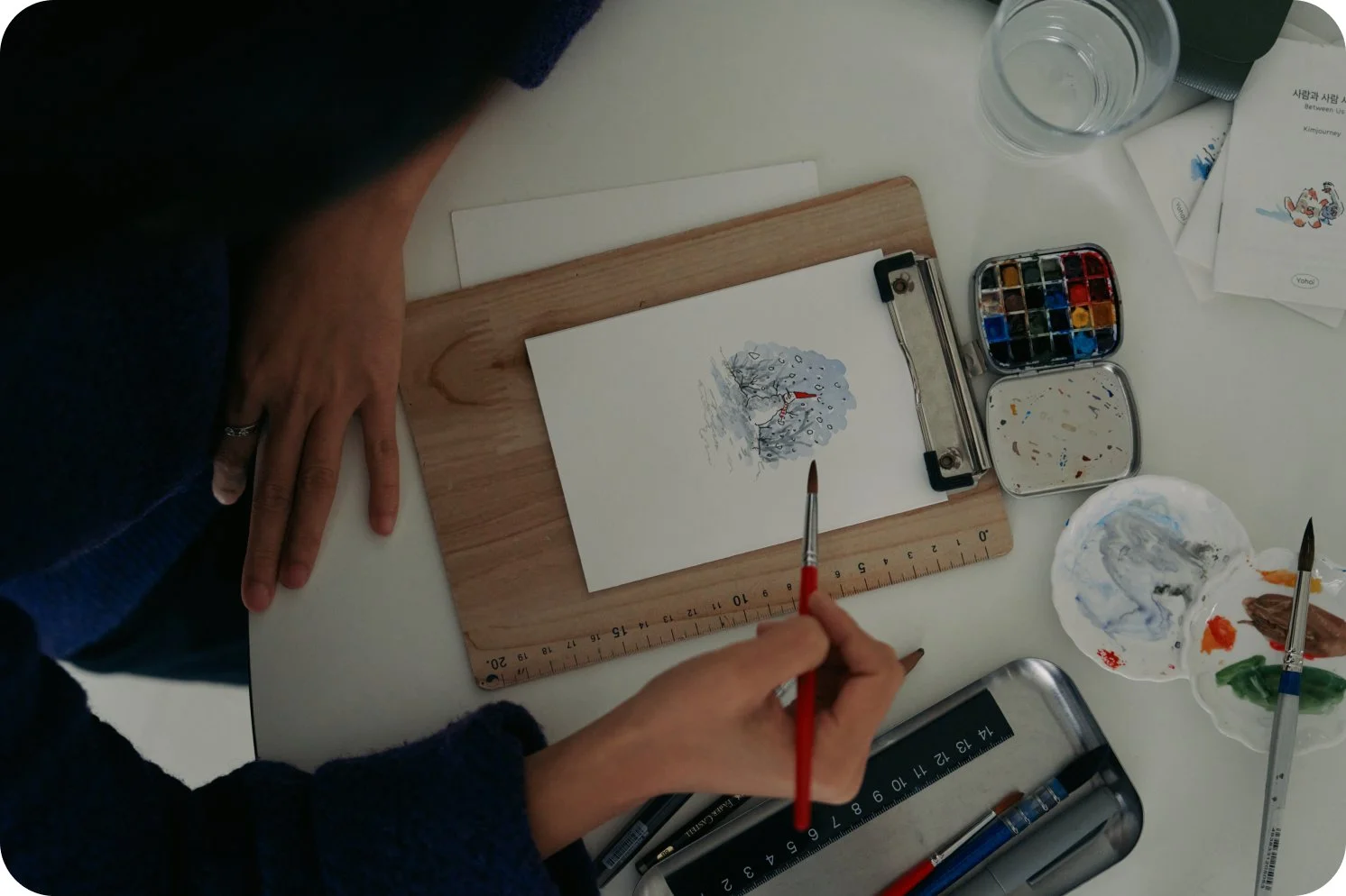 일러스트 작업을 하는 김져니 작가