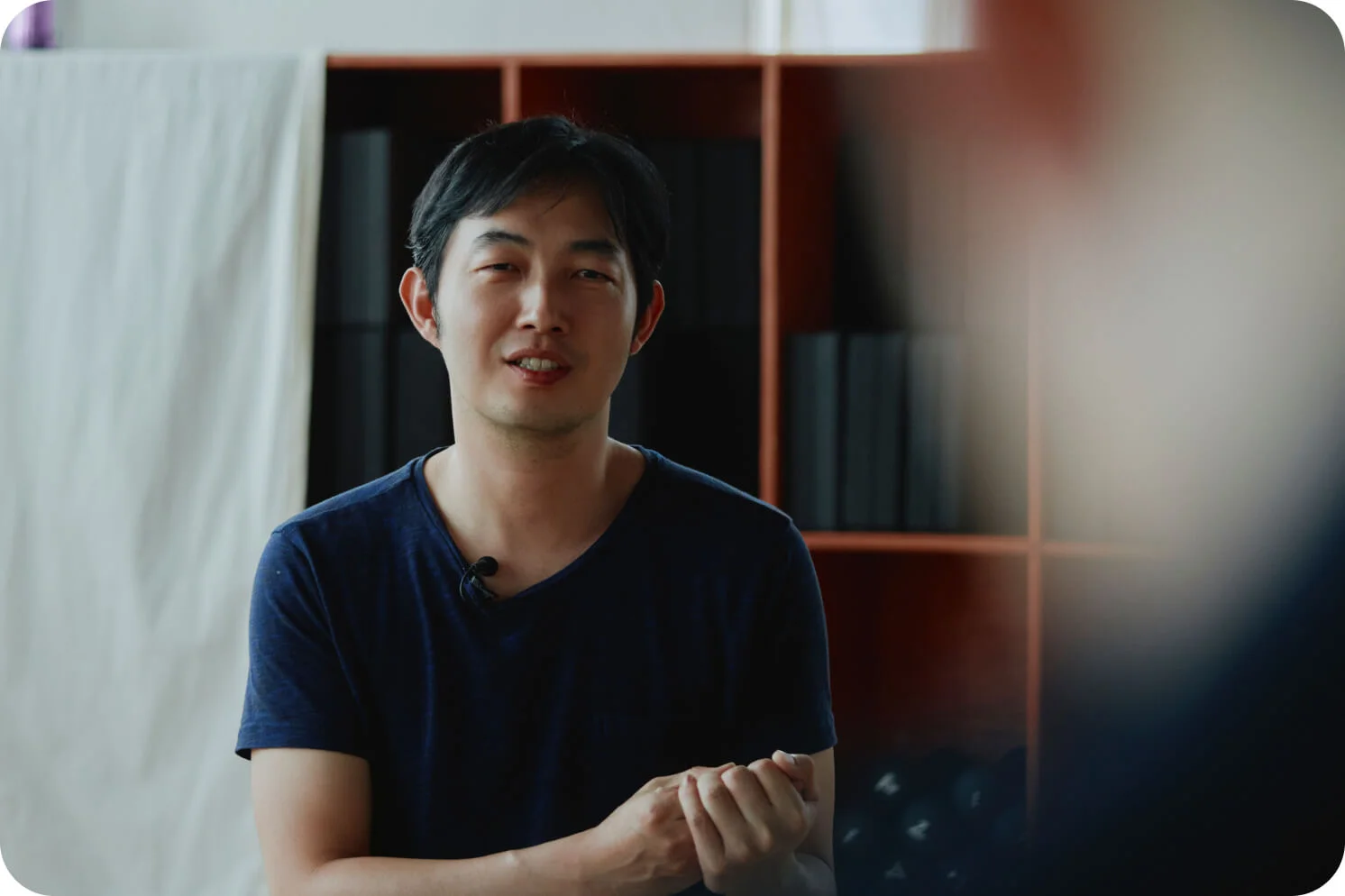 인터뷰 하고있는 썬데이나마스떼 빌리 대표