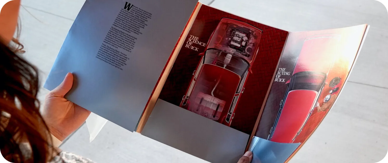 인쇄 홍보물(카달로그)를 펼쳐보고 있는 사람 이미지