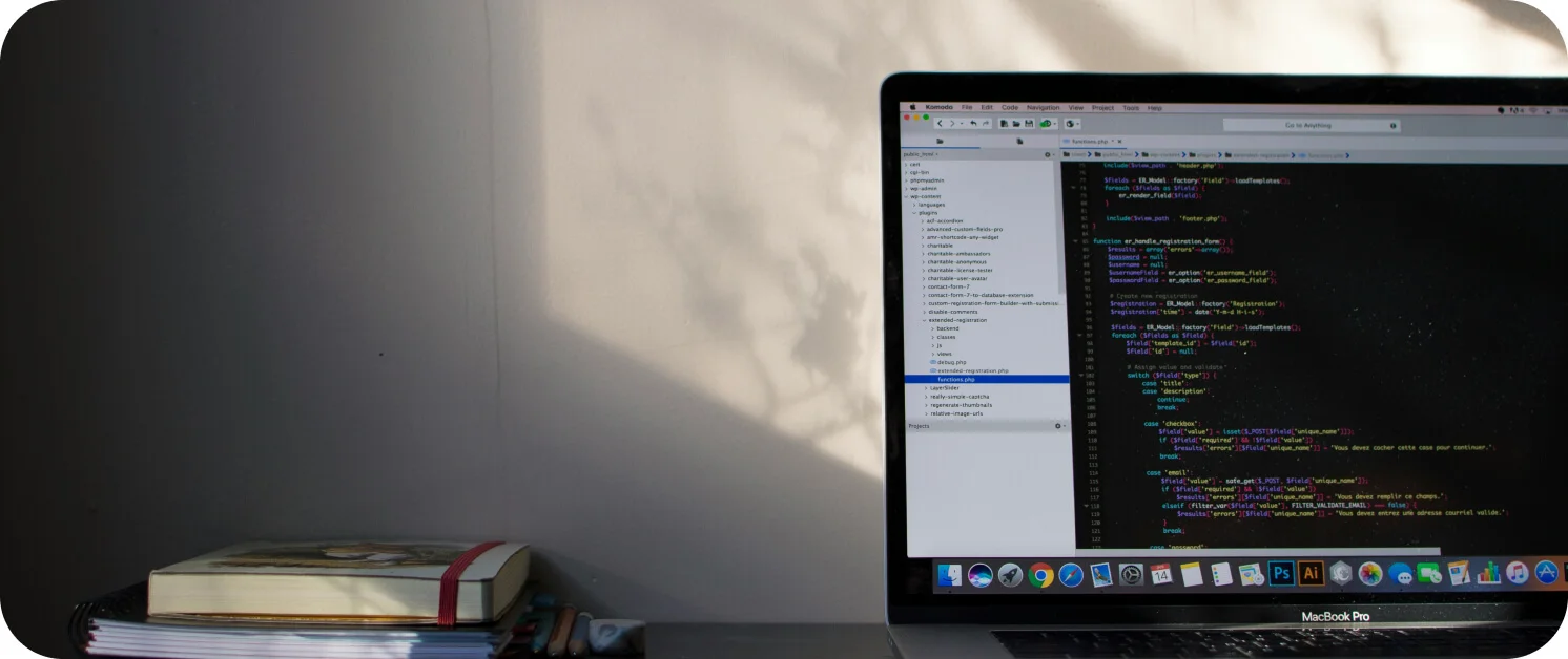 홈페이지 개발을 위한 개발 코드가 띄워진 맥북 화면
