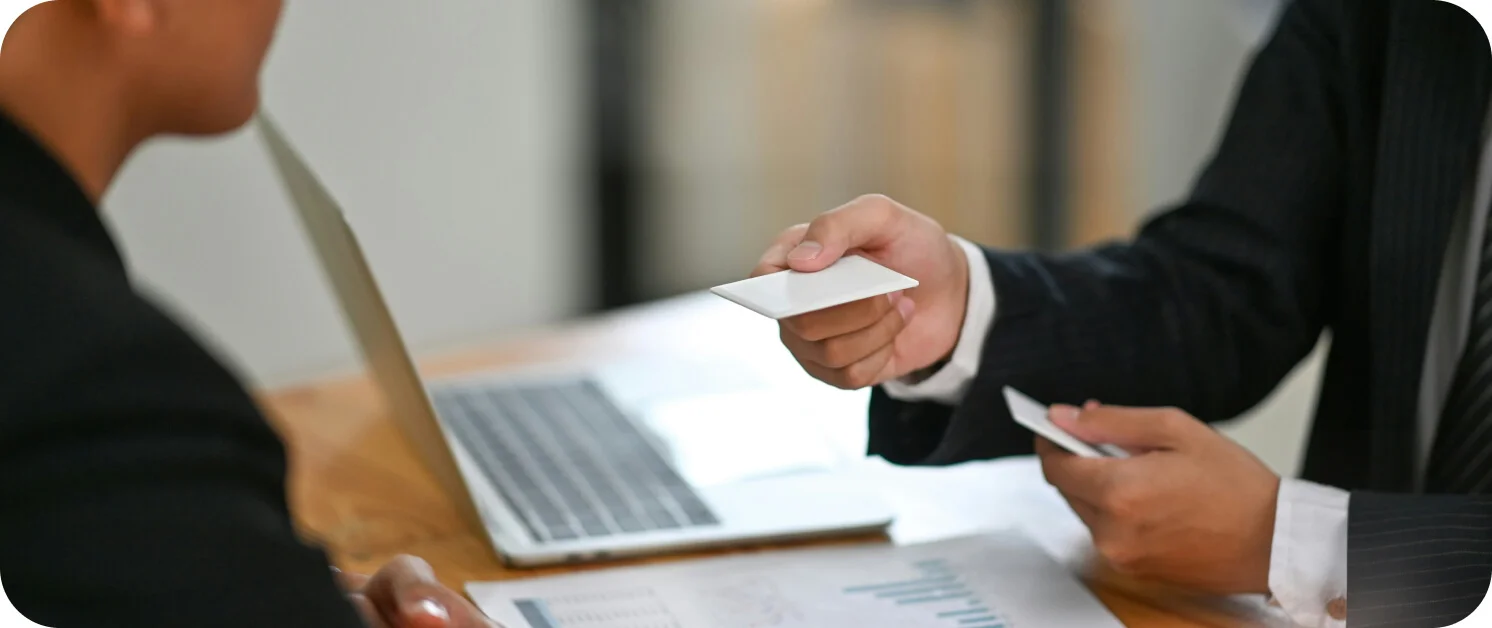 비즈니스 신뢰를 높이기 위해 현장에서 명함 외주로 제작한 명함을 주고받는 모습