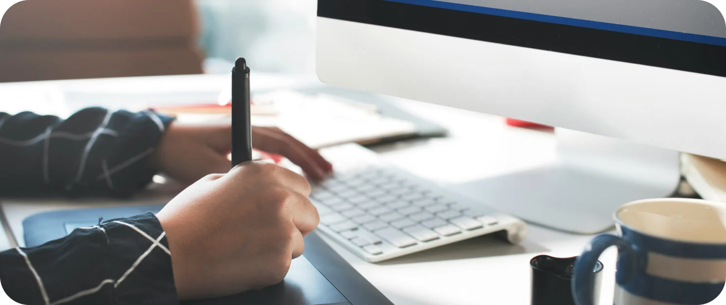 펜슬을 이용해 홈페이지 디자인을 하고 있는 디자이너