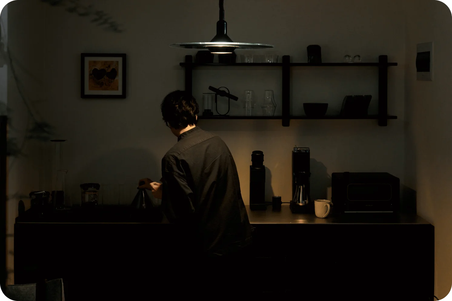 커피를 내리고 있는 김동휘 디자이너의 뒷모습