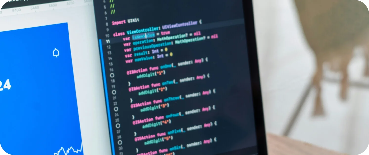 앱 개발을 위한 코드를 작성하고 있는 개발자의 화면 이미지
