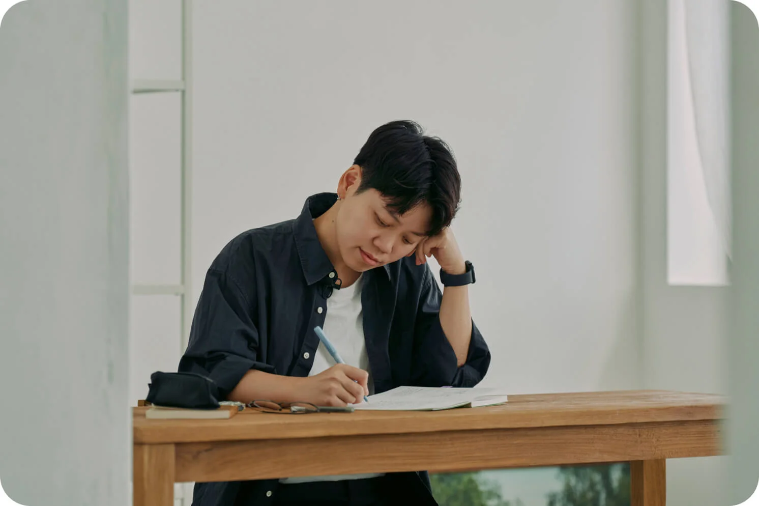 김키미 작가가 무언가를 쓰고 있다.
