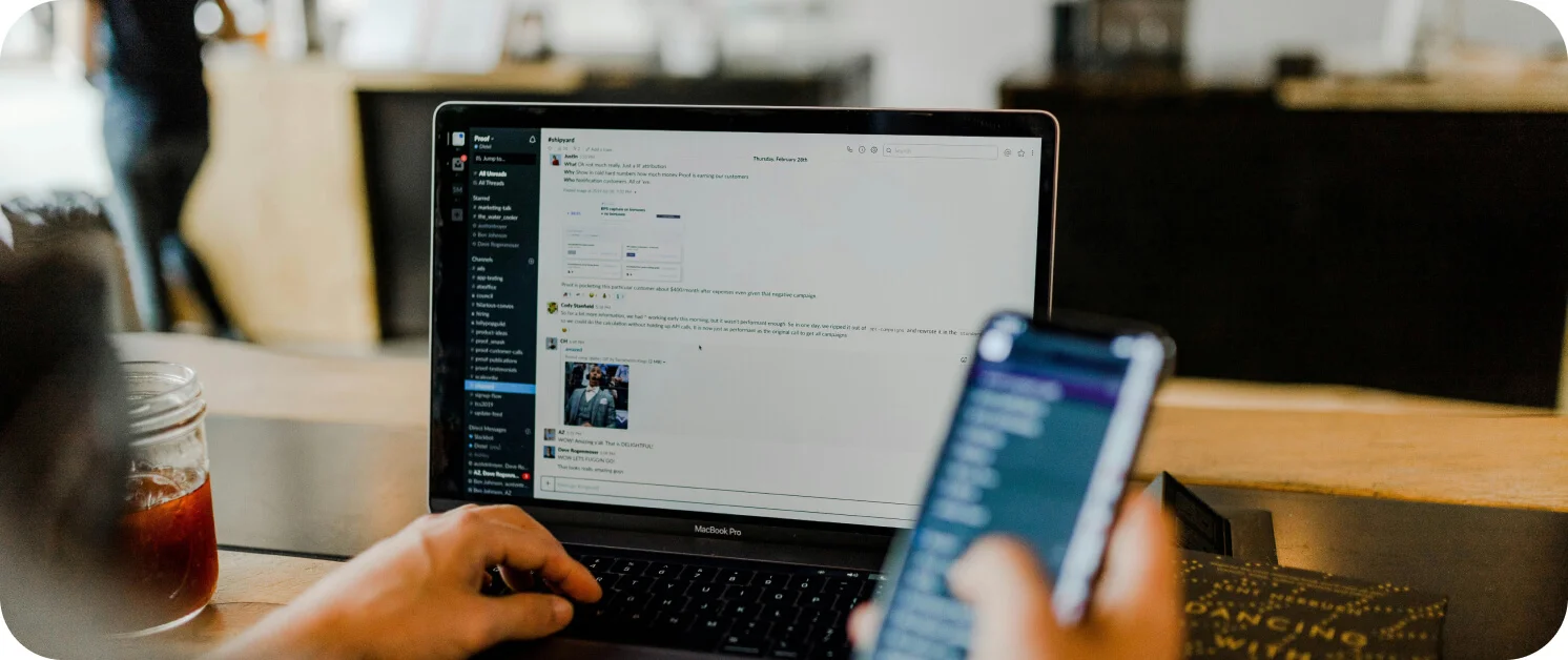 PWA앱 개발 중 디자이너와 소통중인 개발자의 모니터 화면 모습