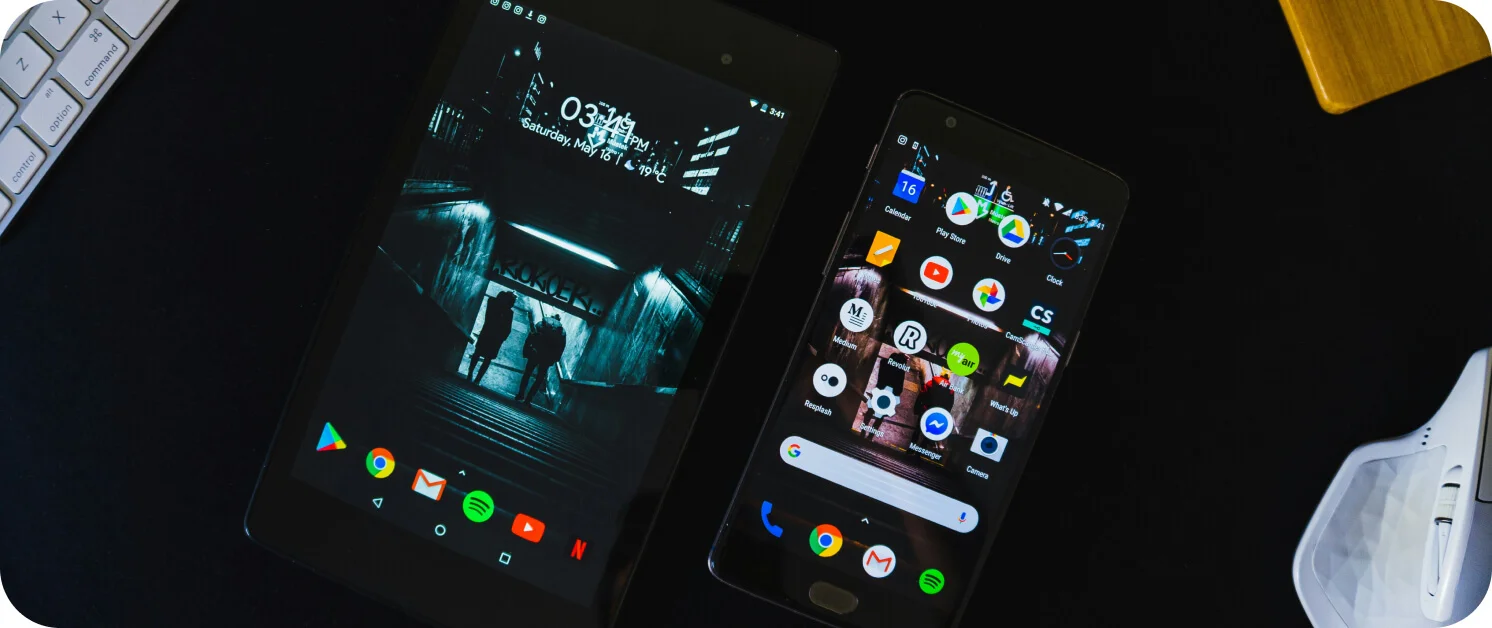 다양한 네이티브 앱 아이콘이 띄워져 있는 스마트폰 이미지