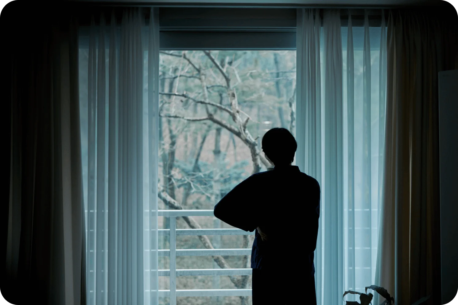 창문 밖을 바라보고 있는 김동휘 디자이너의 뒷모습