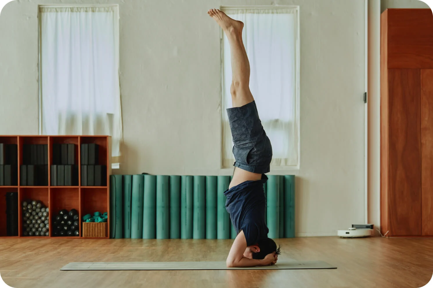 빌리 대표가 직접 요가 시범을 보여주고 있다.
