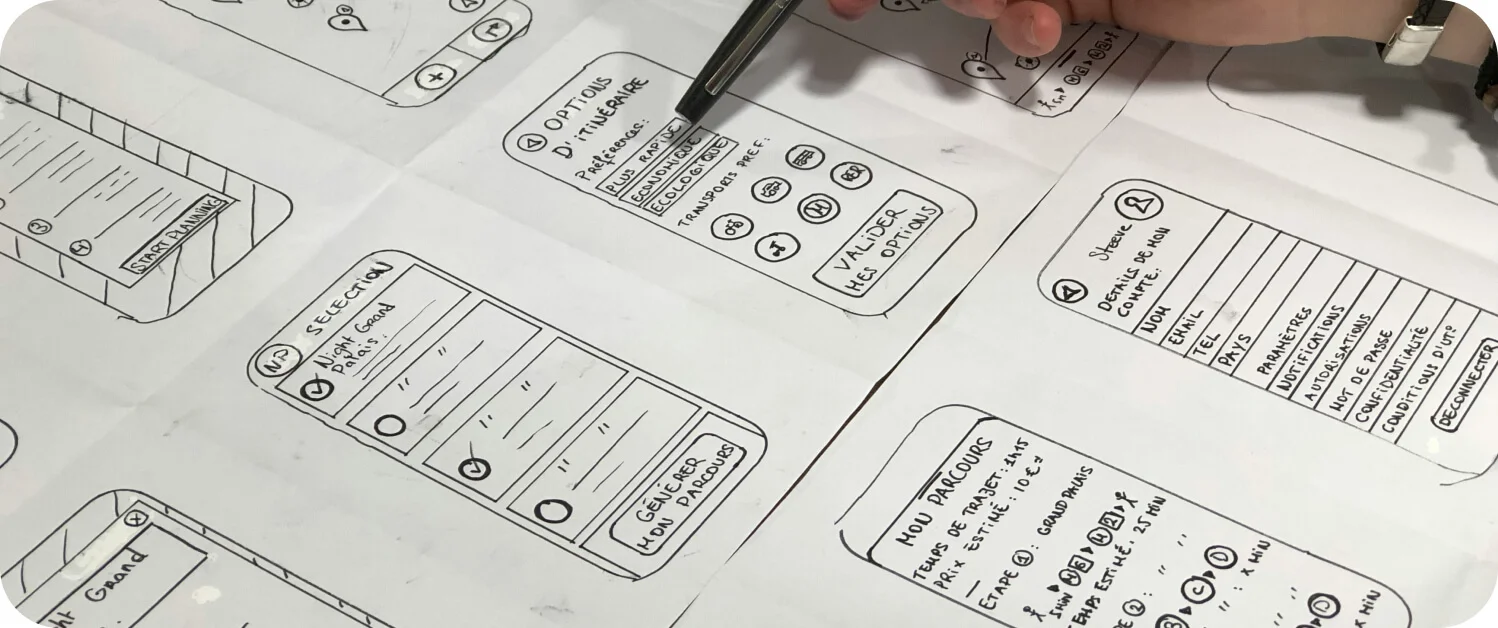 화면설계도(와이어프레임)을 제작하고 있는 ui/ux 기획자 작업대 이미지