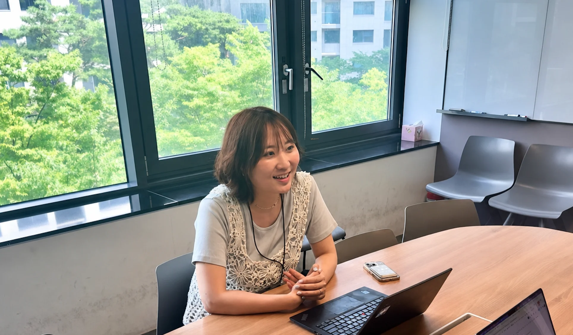 크몽 CX팀 리드 제나의 인터뷰 모습을 담은 사진