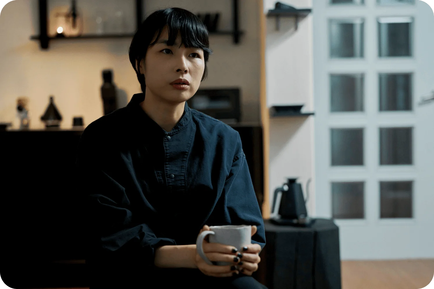 인터뷰를 하고 있는 김동휘 디자이너