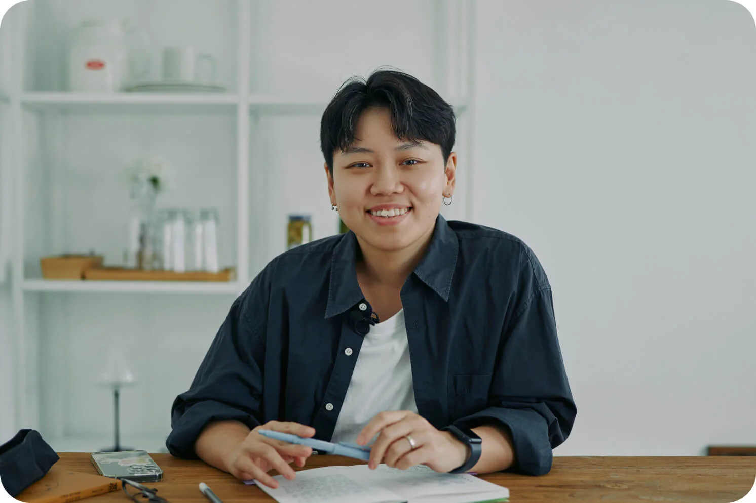 인터뷰 하고있는 김키미 작가