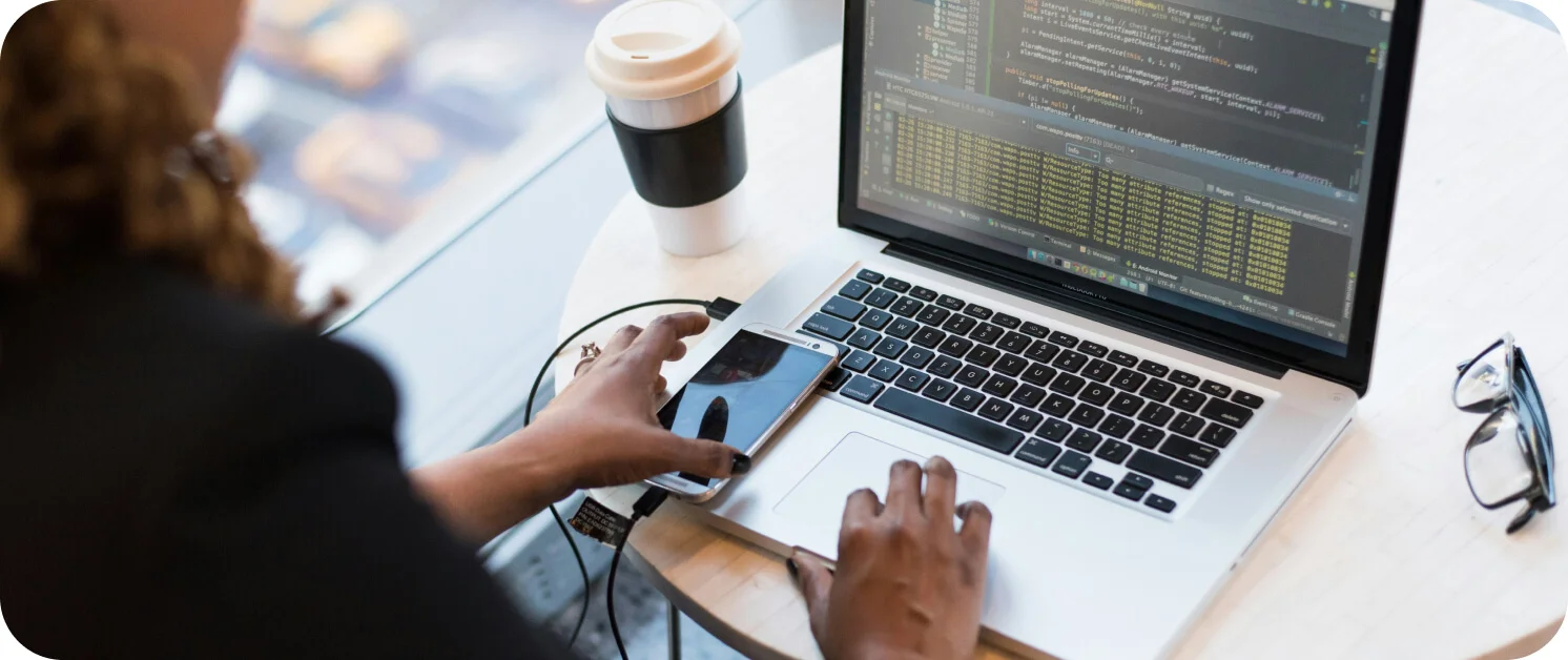 PWA앱을 개발하고 구현환경을 확인 중인 개발자의 모습
